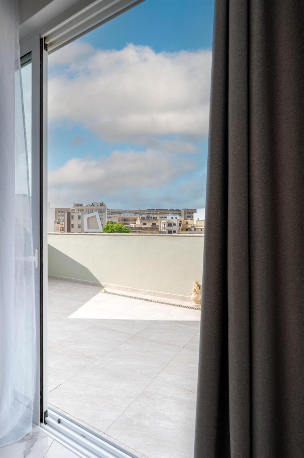 Msida Central Suites - Emmnic Court Exterior photo